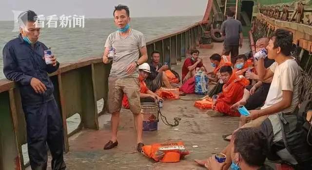 越南货轮遇险 中国船舶救助12名船员