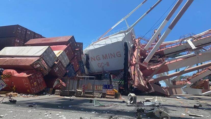 高雄港一货轮撞向货柜码头 造成起重机倒塌 1人受伤