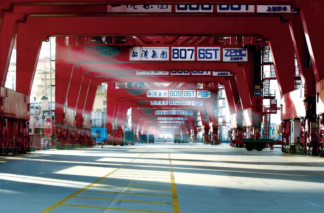 突破4700万标箱!上海港集装箱吞吐量连续12年居全球首位