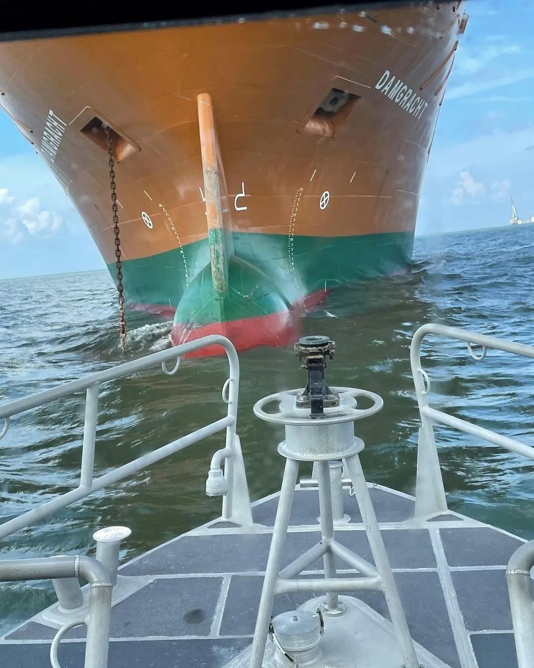 两船碰撞!一干散货船船尾如纸盒般被撕开