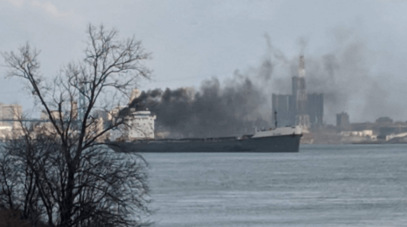损毁严重！一艘50年船龄散货船突发大火 原因查明！