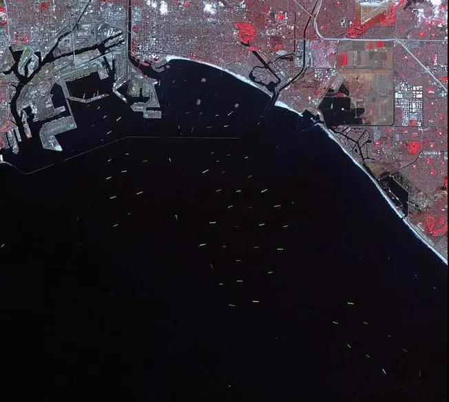 等待卸货的货船们：从NASA卫星图看全球供应链的中断