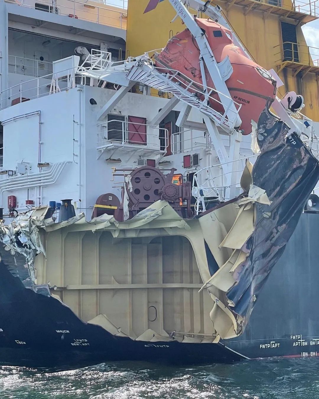 两船碰撞!一干散货船船尾如纸盒般被撕开