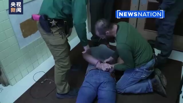 麻烦了!火车撞18轮货车脱轨,大量剧毒化学品泄漏,动物死亡、鱼死亡、人不舒服...