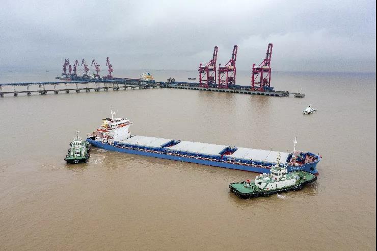 全国首制2艘服务长江中游1.4万吨特定航线江海直达散货船投入运营