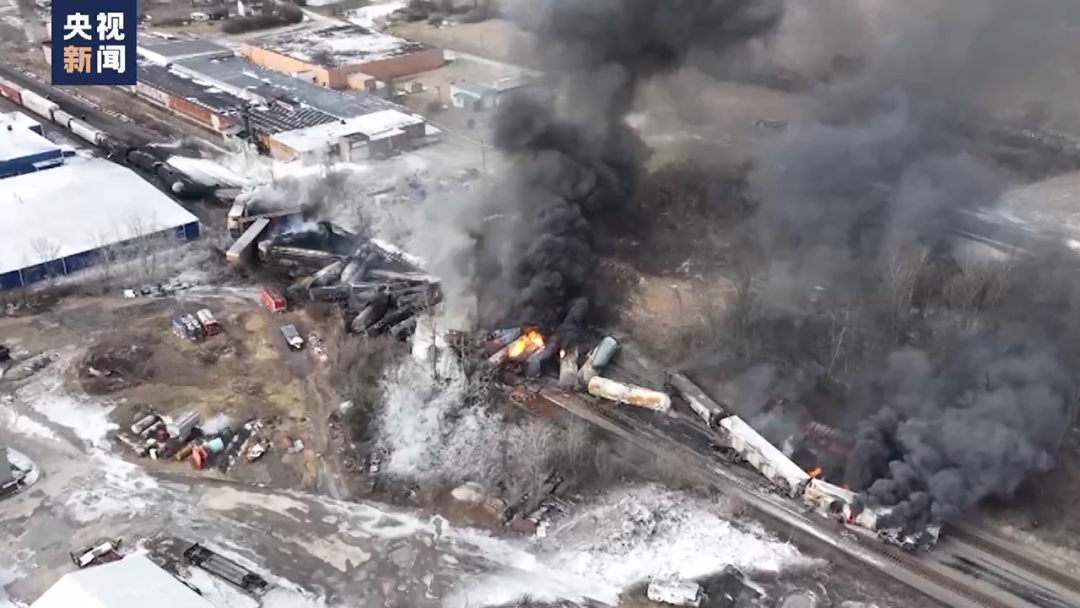 麻烦了!火车撞18轮货车脱轨,大量剧毒化学品泄漏,动物死亡、鱼死亡、人不舒服...