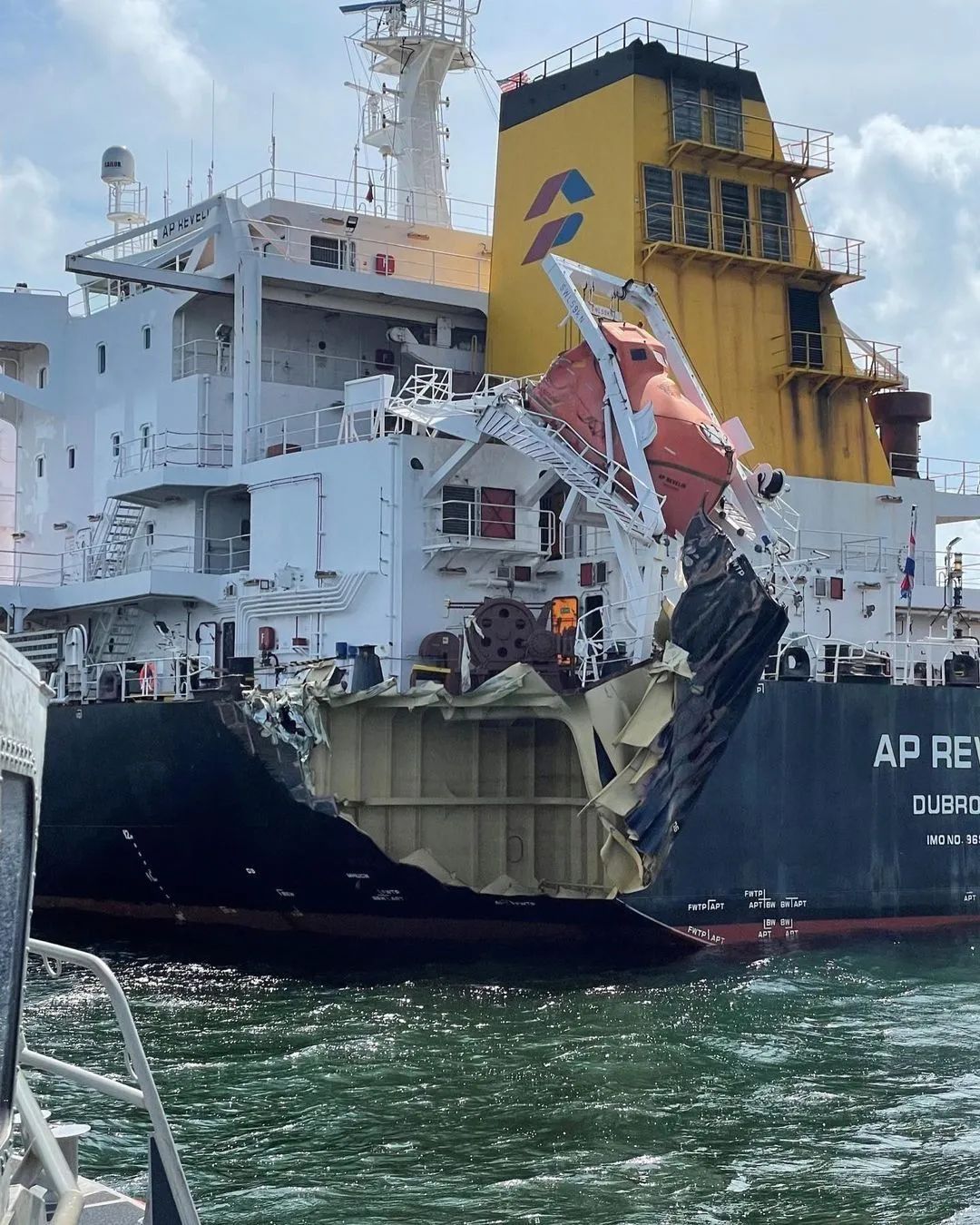 两船碰撞!一干散货船船尾如纸盒般被撕开